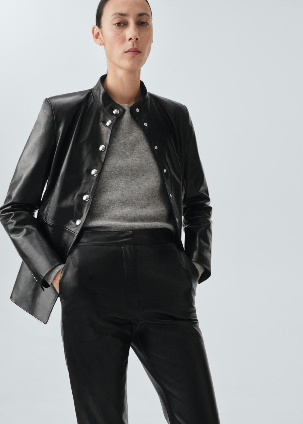 망고 100 레더 미드라이즈 블랙 플레어 팬츠 17086343 NEGRO - 상세 이미지 4