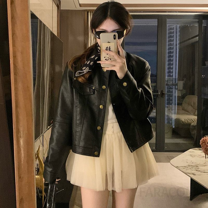 여성 블랙 금장 단추 크롭 레더 자켓 숏 라이더 인조가죽 점퍼 캐주얼 간절기 아우터 세련된 데일리룩 봄 가을 - 상세 이미지 4