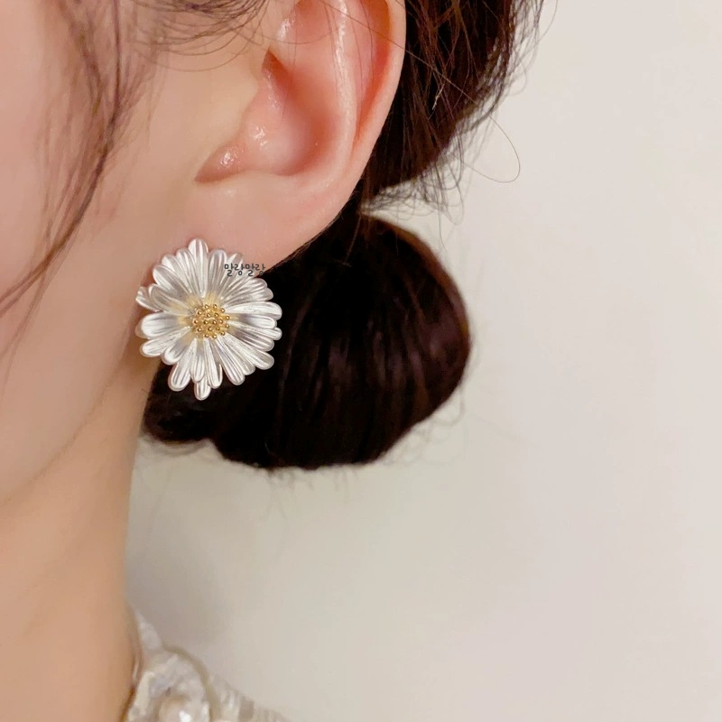 S925 펄 화이트 데이지 플라워 귀걸이 입체 꽃 볼드 이어링 - 상세 이미지 2