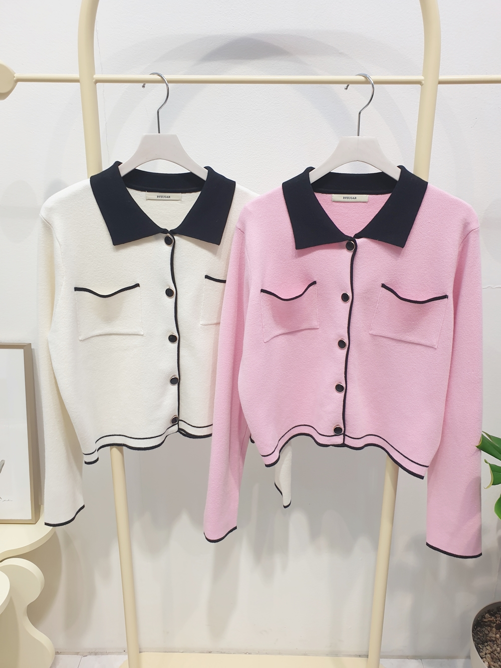 여성 배색 카라 크롭 니트 가디건 버튼 포켓 핑크 아이보리 데일리 오피스 - 상세 이미지 2