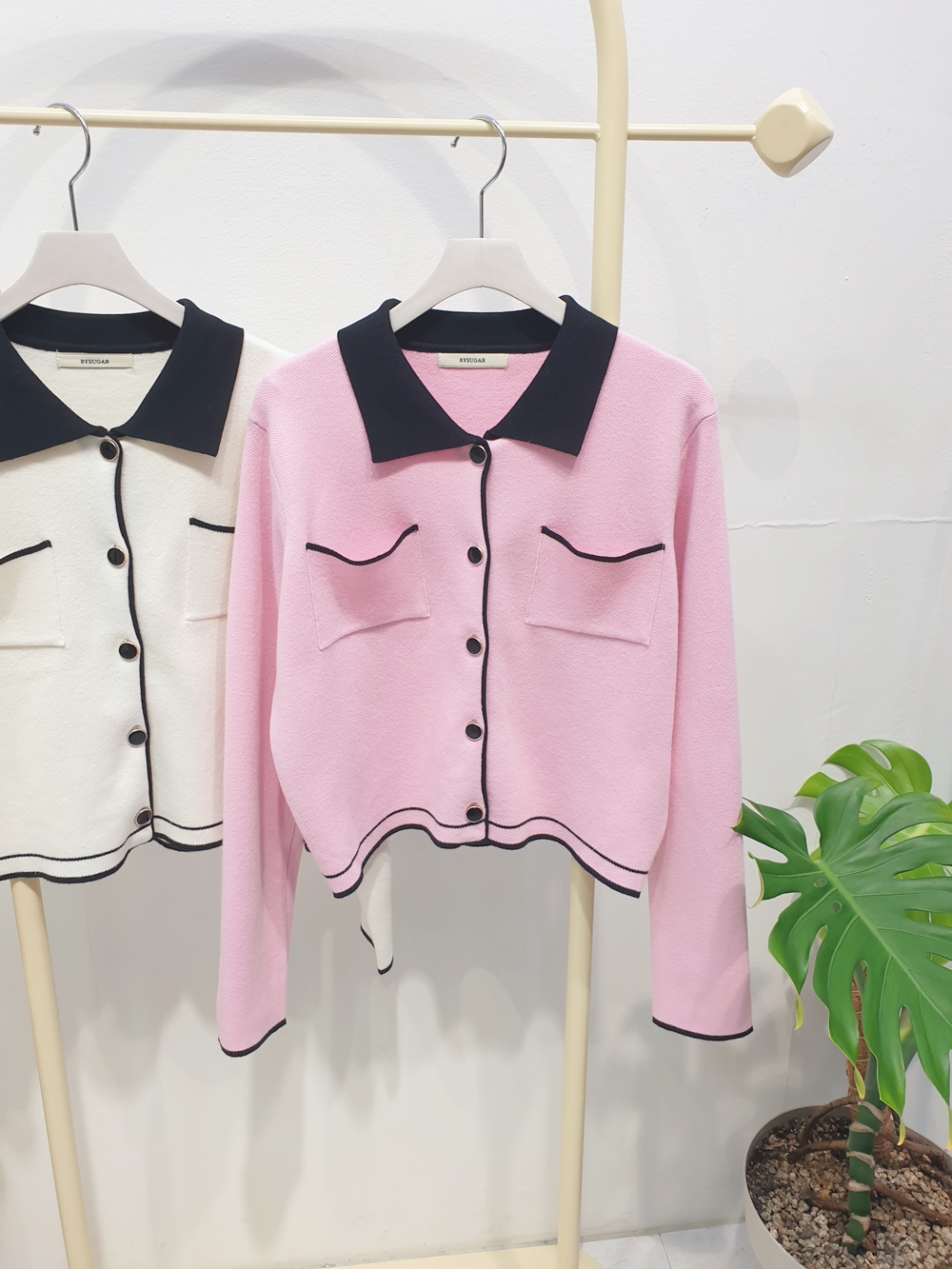여성 배색 카라 크롭 니트 가디건 버튼 포켓 핑크 아이보리 데일리 오피스 - 상세 이미지 3