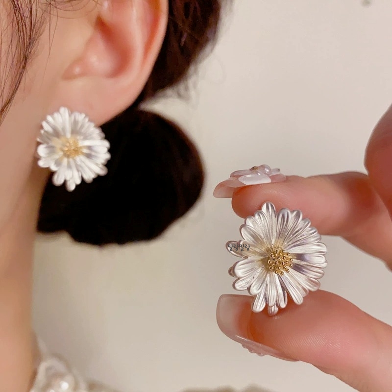 S925 펄 화이트 데이지 플라워 귀걸이 입체 꽃 볼드 이어링 - 메인 이미지