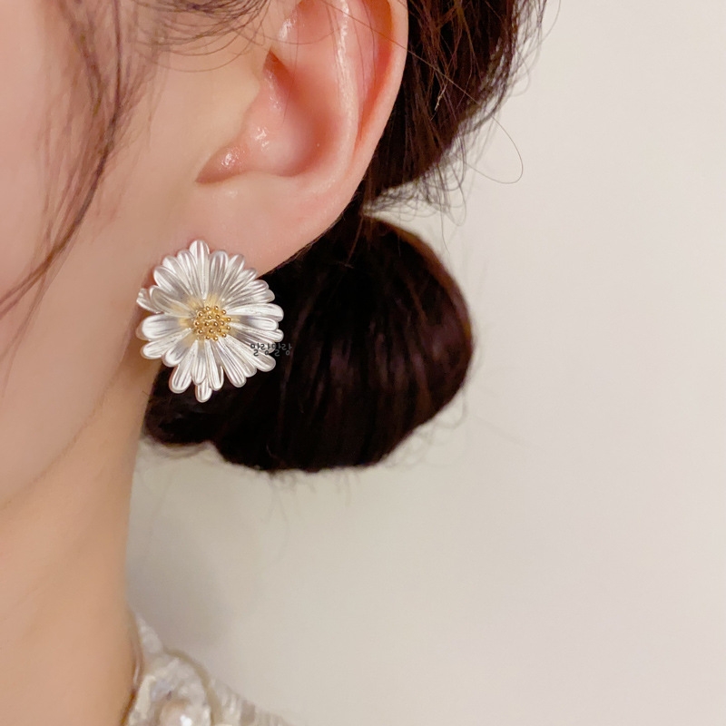 S925 펄 화이트 데이지 플라워 귀걸이 입체 꽃 볼드 이어링 - 상세 이미지 5