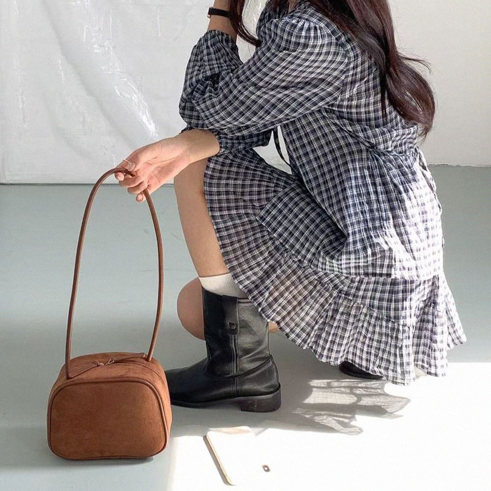 스웨이드숄더백 휘뚜루마뚜루 스퀘어 데일리 스웨이드백 - 상세 이미지 4