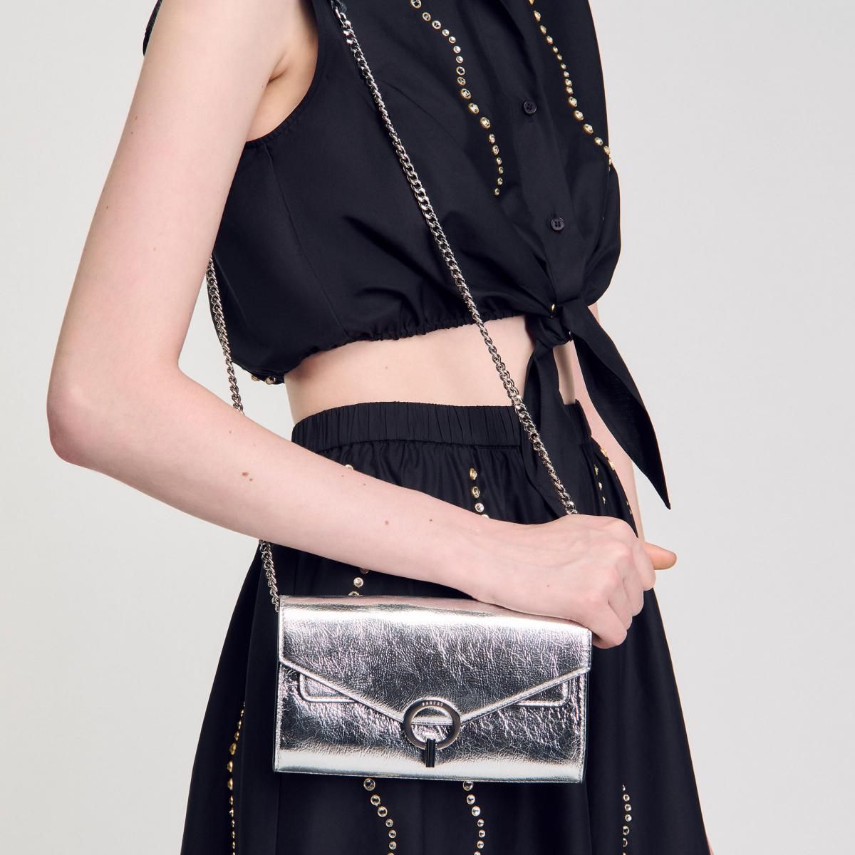 산드로 메탈릭 실버 체인 크로스백 Pochette Yza Pocket SFASA01095 SILBER - 상품 이미지
