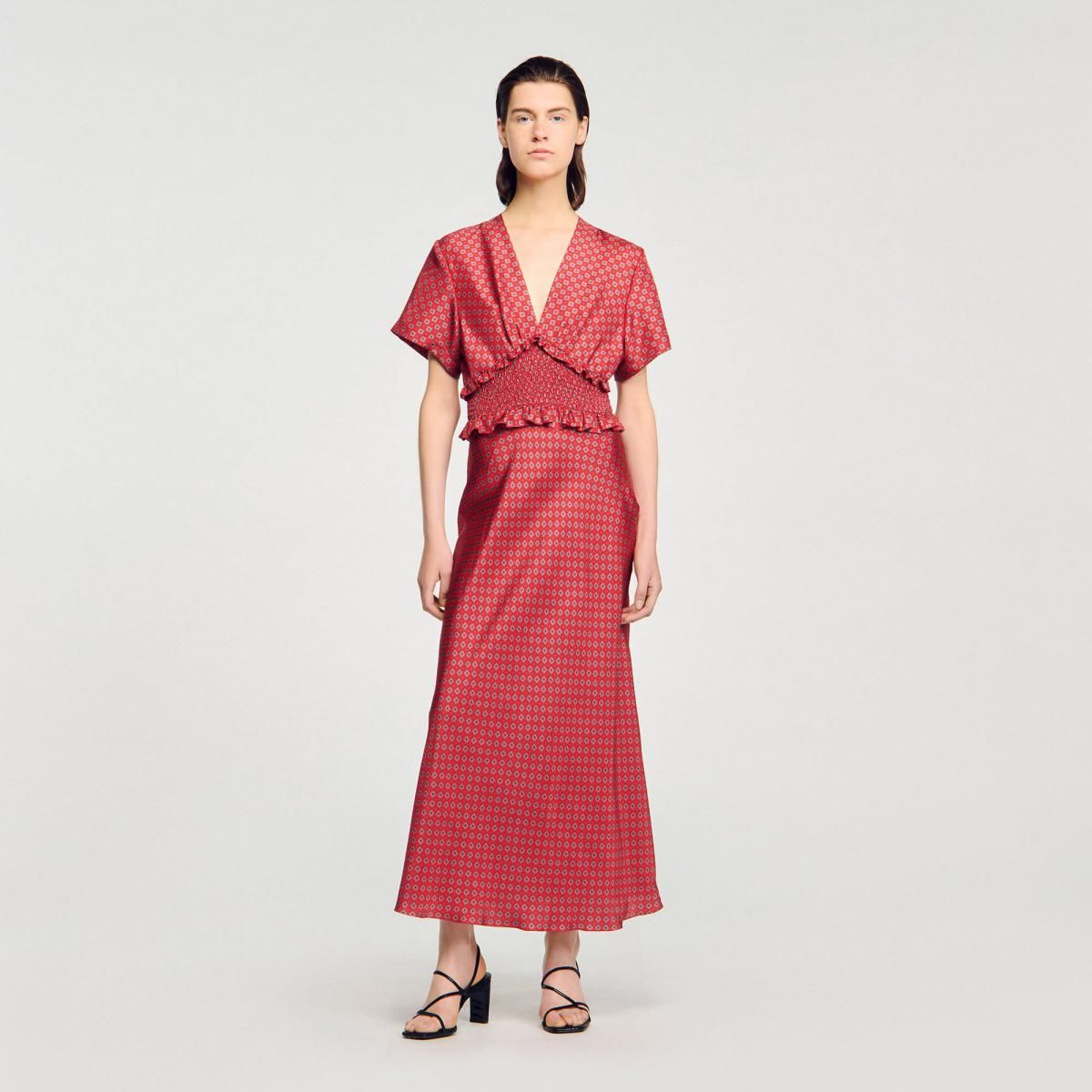 산드로 페미닌 롱 새틴 원피스 브이넥 스모크 허리 플레어 프린트 SFPRO04508_C124 ROUGE / ROSE - 상세 이미지 3