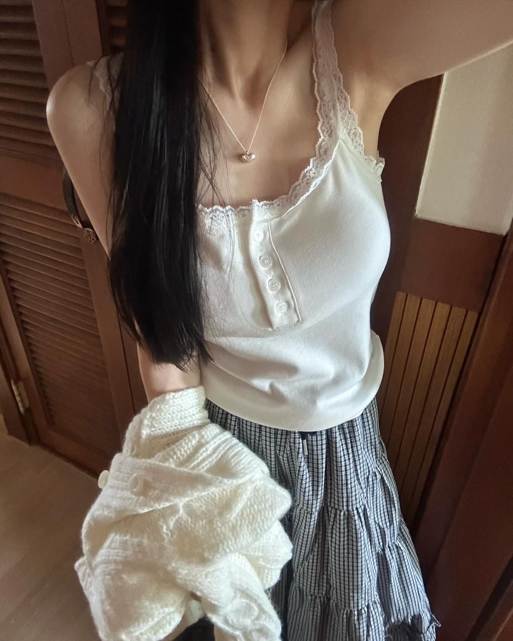 엘바 여성 레이어드 이너 레이스 캡내장 버튼 나시 - 메인 이미지