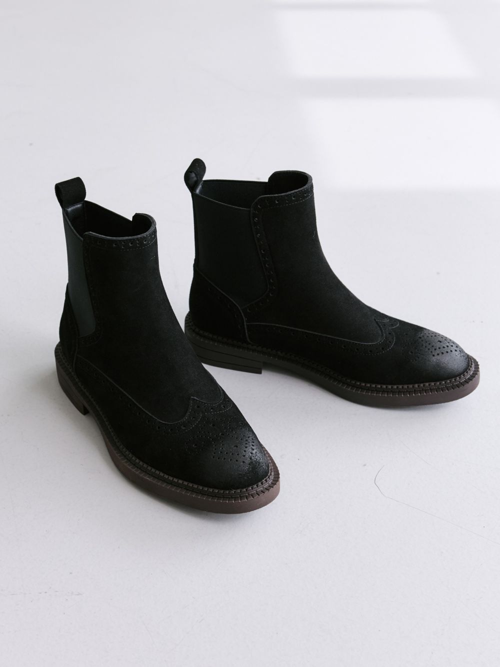 모던 브로그 첼시부츠  3cm 로우굽 여성 앵클부츠 / 클래식 밴딩 부츠 - 상세 이미지 2