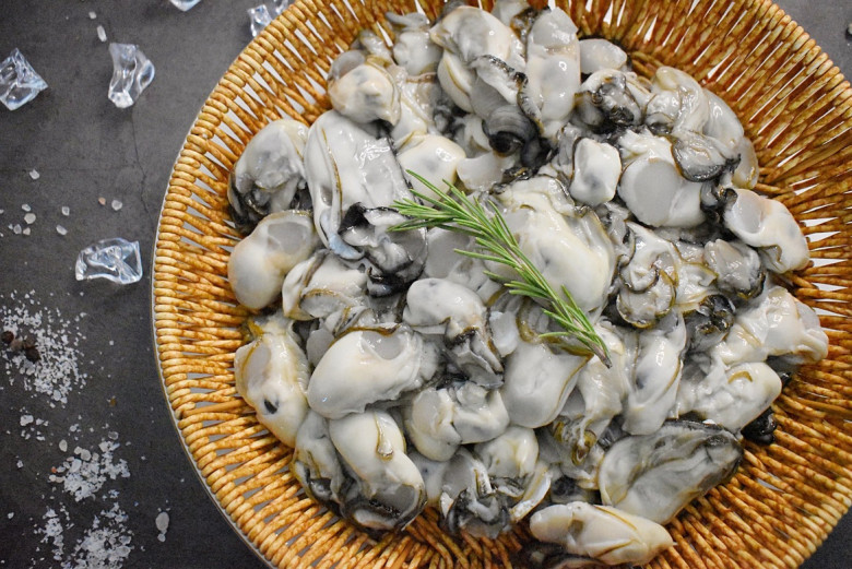 통영 당일바리 생굴 1kg 청정해역 산지직송 신선 생굴 비린내 없는 중굴 - 상품 이미지