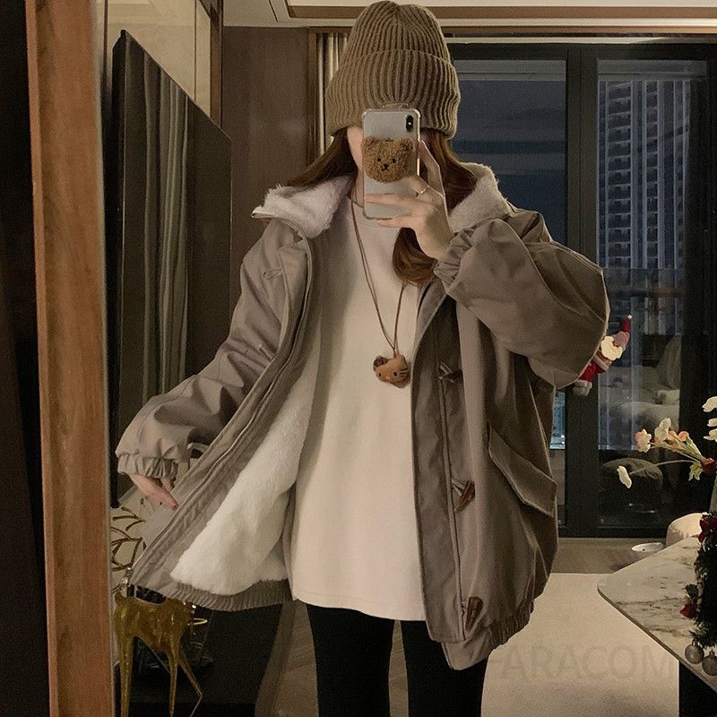 여성 겨울 양털 코튼 파카 오버핏 대형 라펠 뿔 단추 겨울아우터 따뜻한 착용감 겨울하객룩 모던한 디자인 대학 스타일 - 상품 이미지