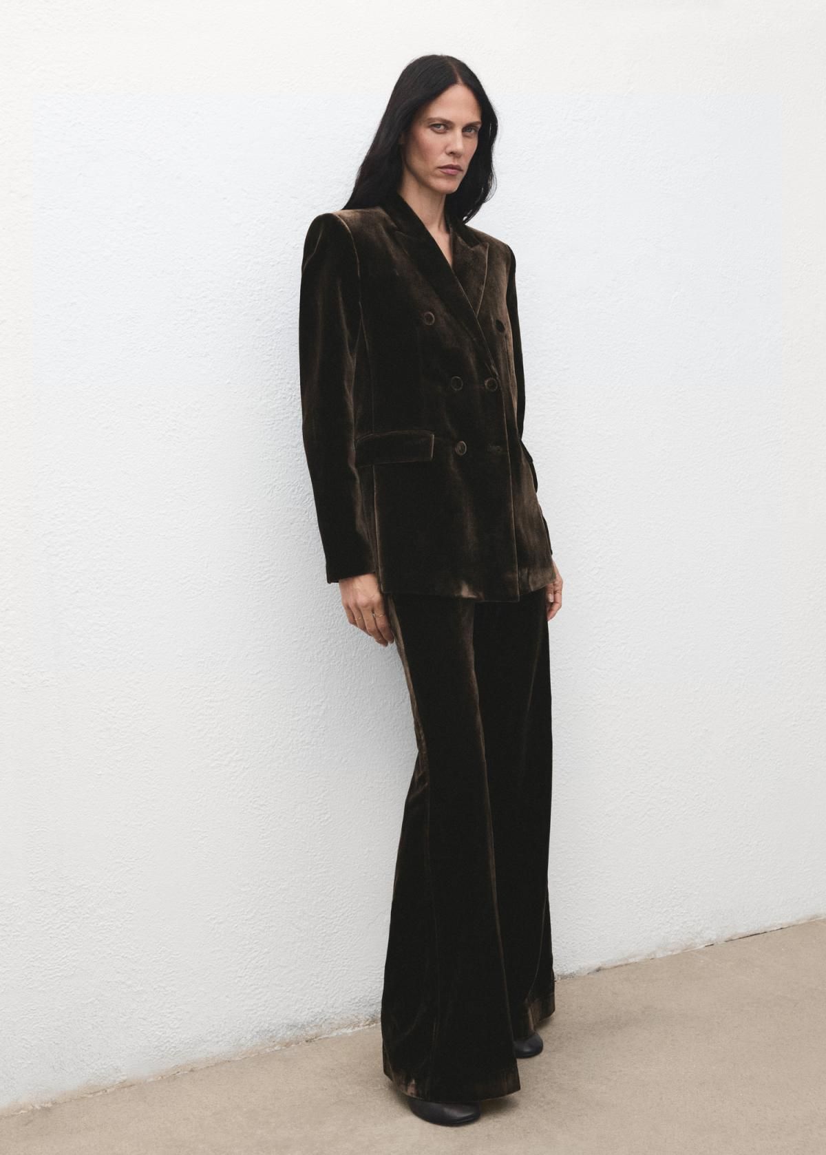 망고 벨벳 플레어 하이웨이스트 정장 팬츠 17079406 CHOCOLATE - 상세 이미지 2