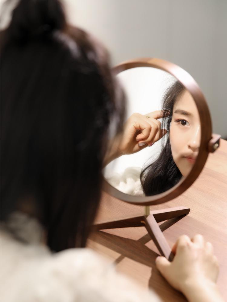 북유럽 원형 황동 화장대 포인트 스탠딩 원목 월넛 탁상거울 거울 - 상세 이미지 4