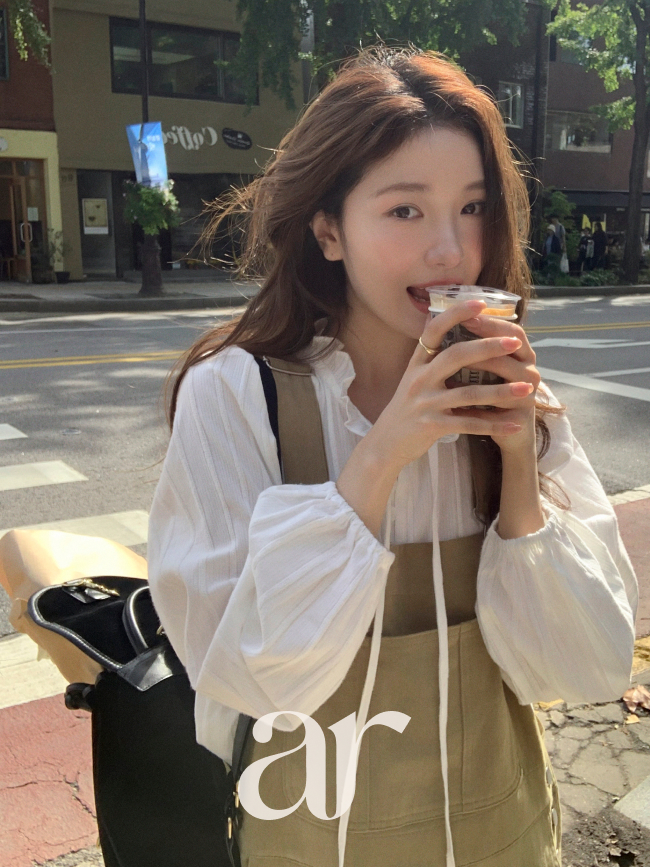 넥 스트랩 프릴 셔링 블라우스 bs8508 - 상세 이미지 2