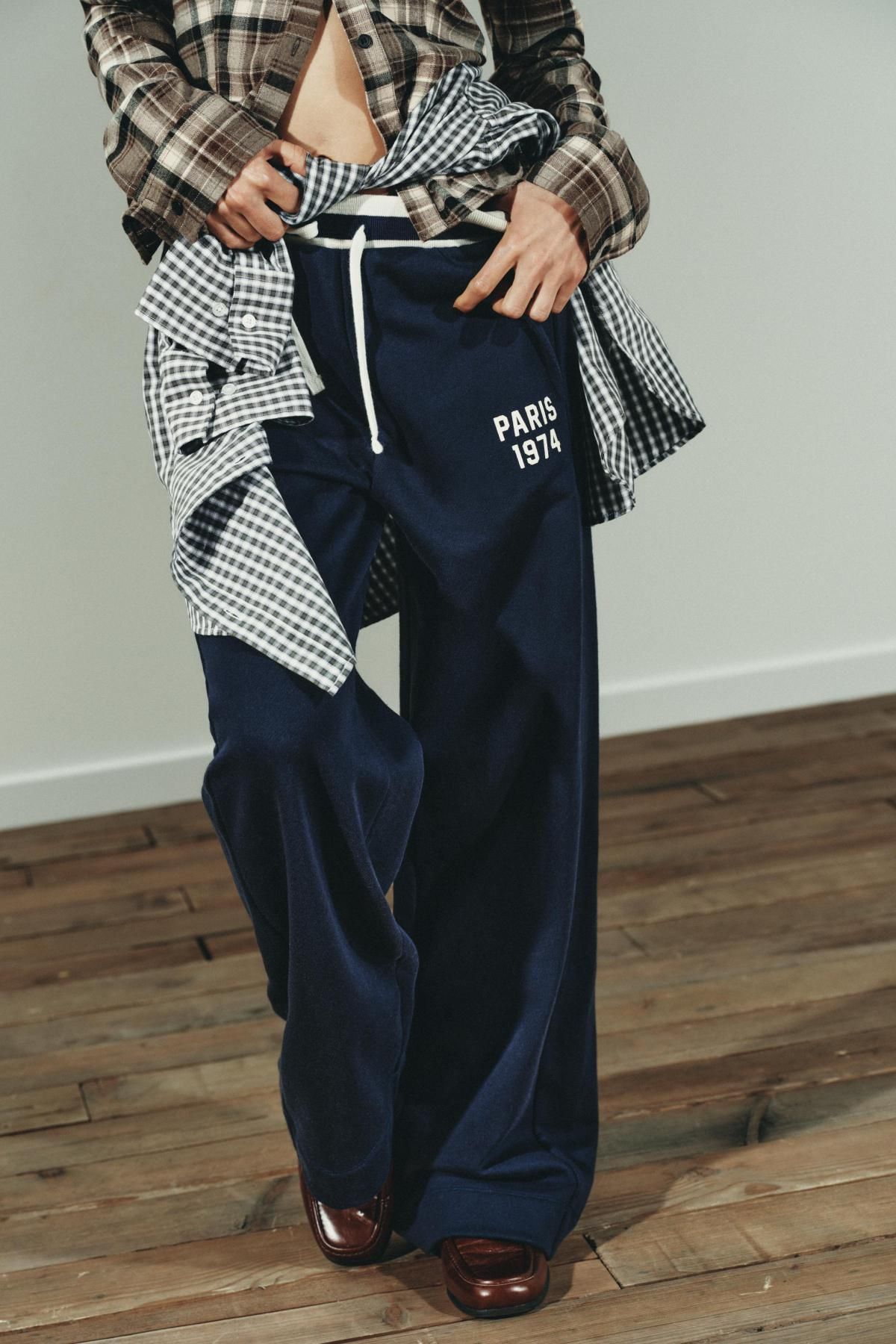 자라 와이드핏 텍스트 프린트 바시티 팬츠 5643/808 NAVY BLUE - 메인 이미지