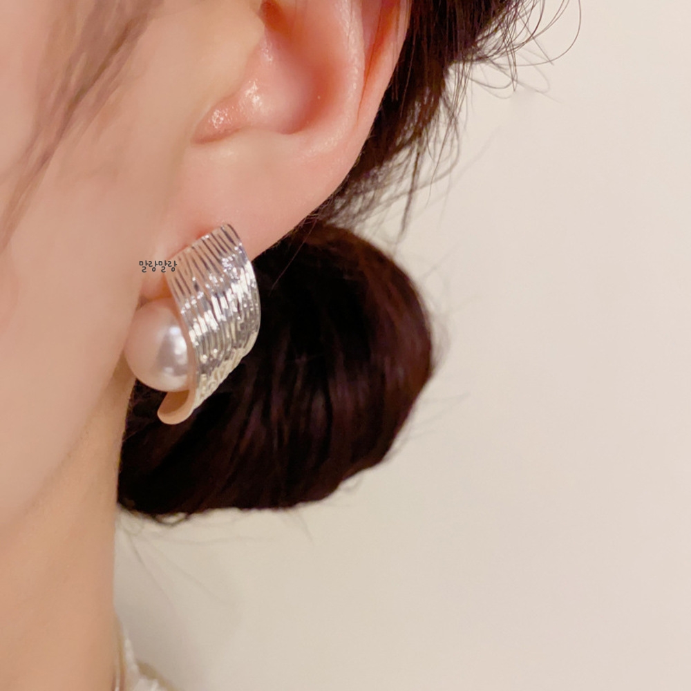 고급 14K 메탈 웨이브 라인 진주 귀걸이 볼드 포인트 이어링 이미지 6