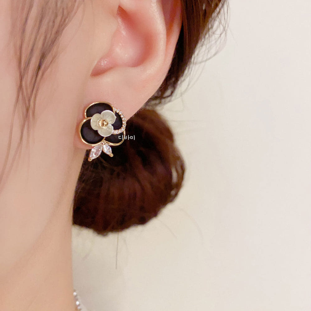 S925 동백꽃 귀걸이 14K 화이트 블랙 카멜리아 큐빅 단아한 이어링 - 상세 이미지 4