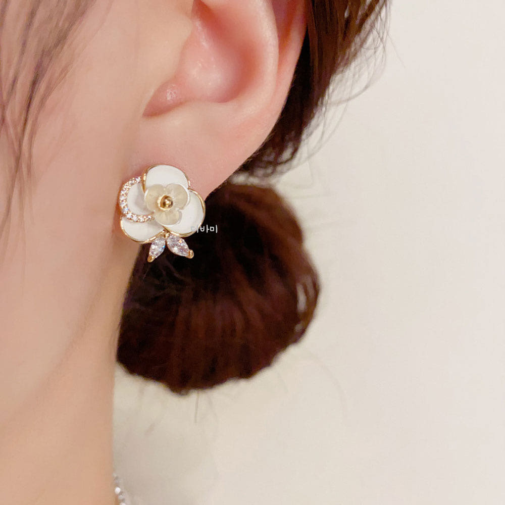 S925 동백꽃 귀걸이 14K 화이트 블랙 카멜리아 큐빅 단아한 이어링 - 상세 이미지 3