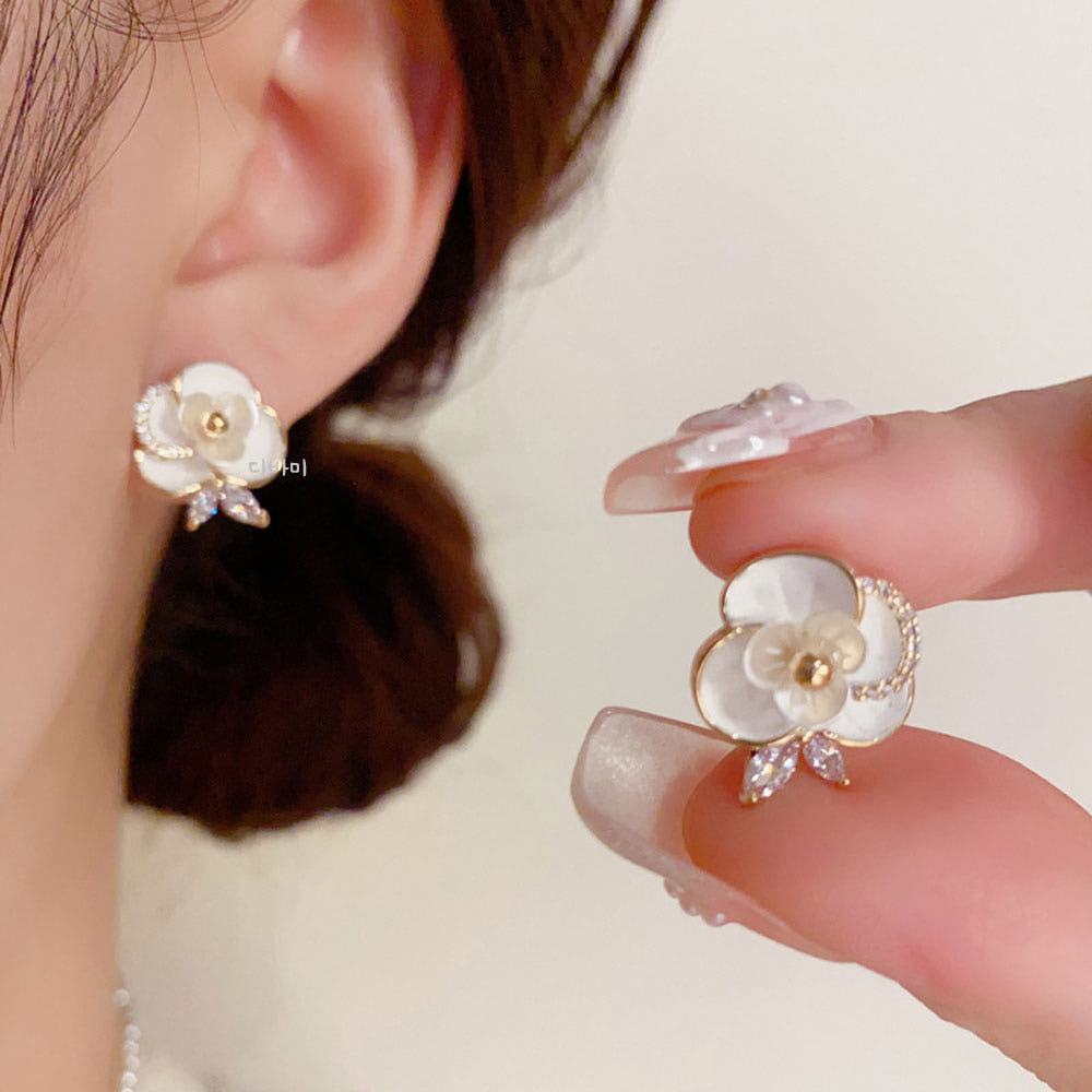 S925 동백꽃 귀걸이 14K 화이트 블랙 카멜리아 큐빅 단아한 이어링 - 메인 이미지