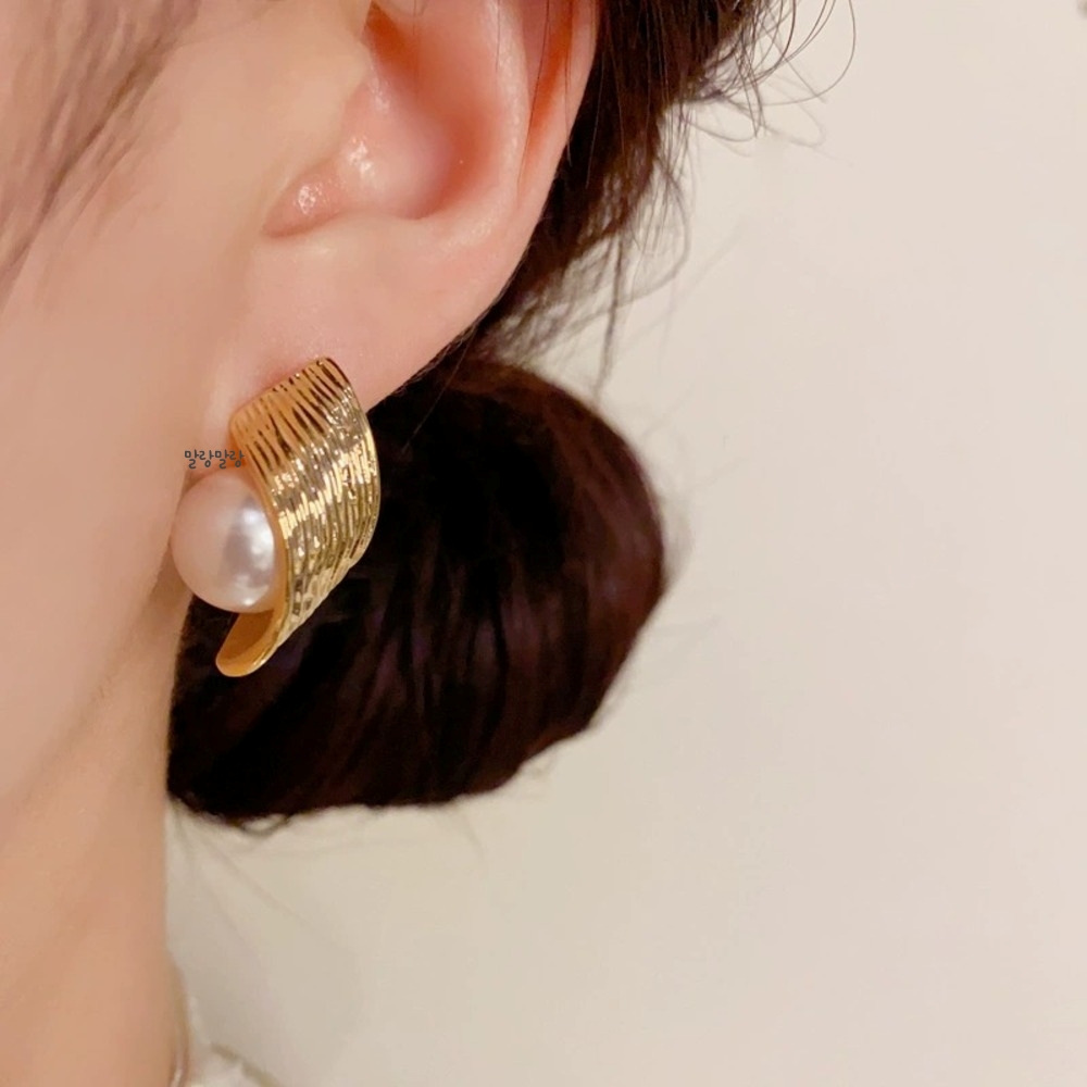 고급 14K 메탈 웨이브 라인 진주 귀걸이 볼드 포인트 이어링 - 상세 이미지 2