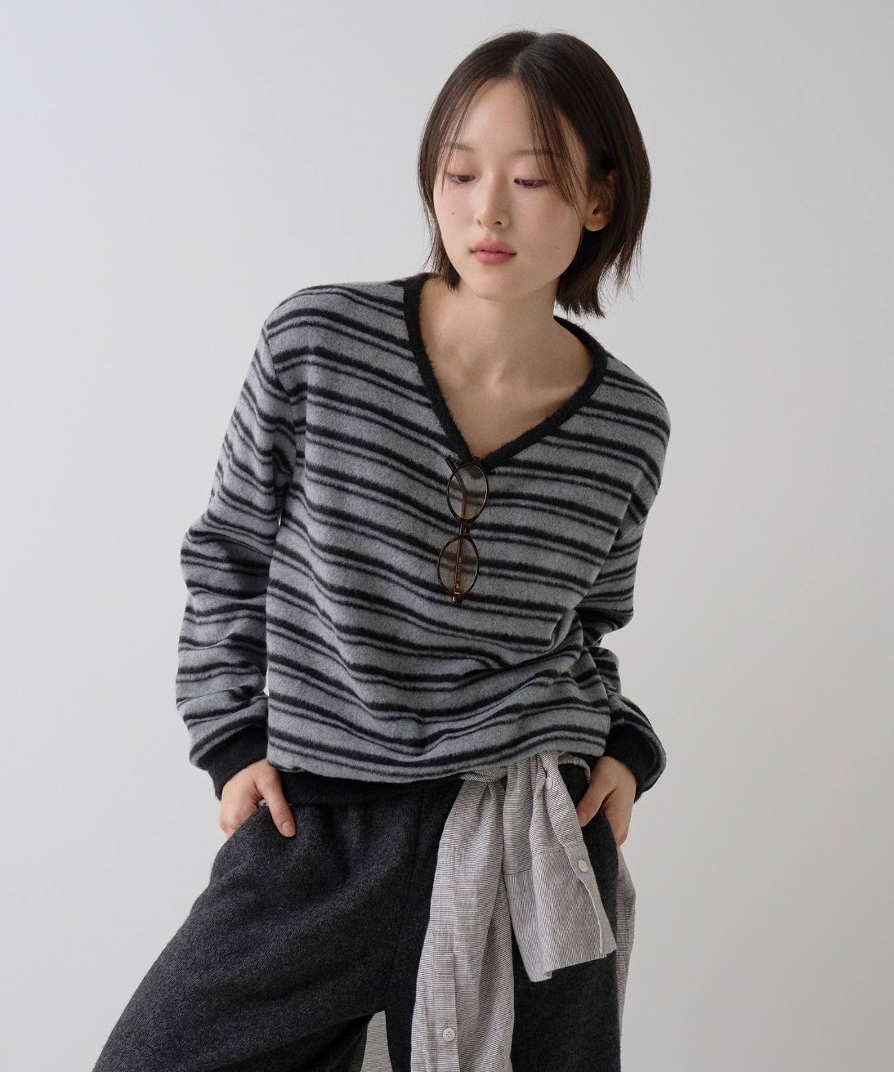 [3,700개 판매] 스트라이프 브러쉬 브이넥 풀오버 블랙 제품 이미지