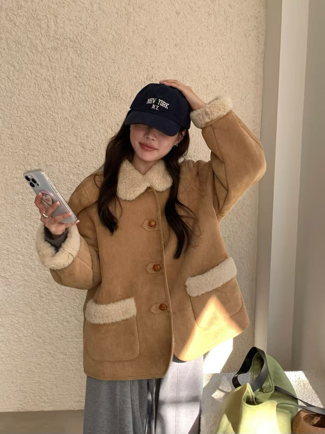 오버무드 겨울 루즈핏 양털 카라 롤업 미디 무스탕 자켓 2color - 상세 이미지 2