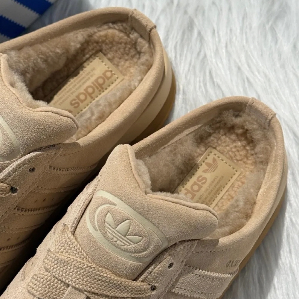 아디다스 오리지널스 캠퍼스 00s 쉐르파 털신 뮬 JR3732