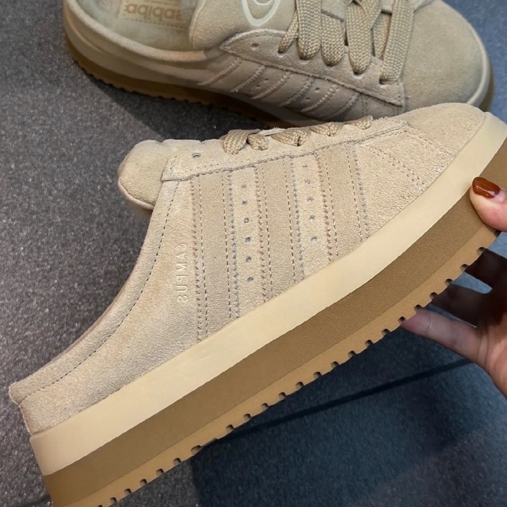 아디다스 오리지널스 캠퍼스 00s 쉐르파 털신 뮬 JR3732