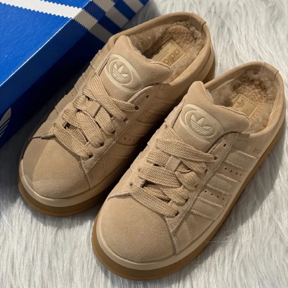 아디다스 오리지널스 캠퍼스 00s 쉐르파 털신 뮬 JR3732