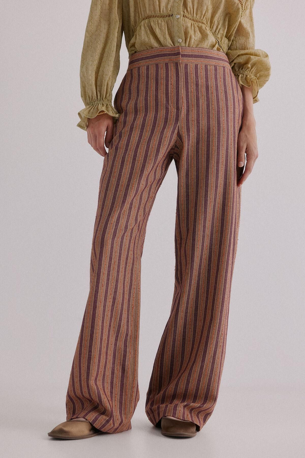 호스 인트로피아 스트라이프 와이드핏 슬랙스 팬츠 6542826 LILA - 상품 이미지