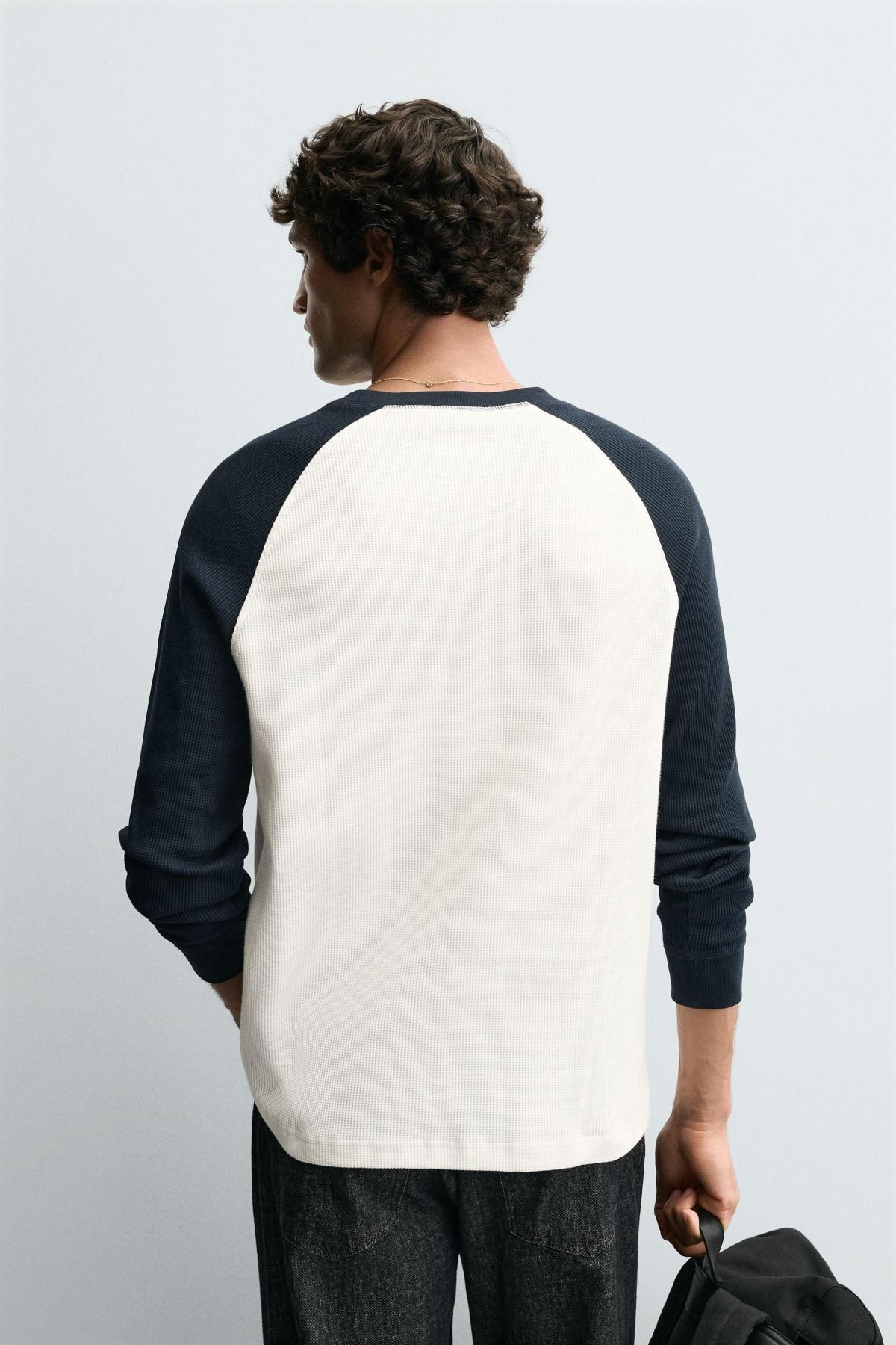 자라 컬러블록 라운드넥 테크니컬 긴팔 티셔츠 0526/323 NAVY / WHITE - 상세 이미지 4