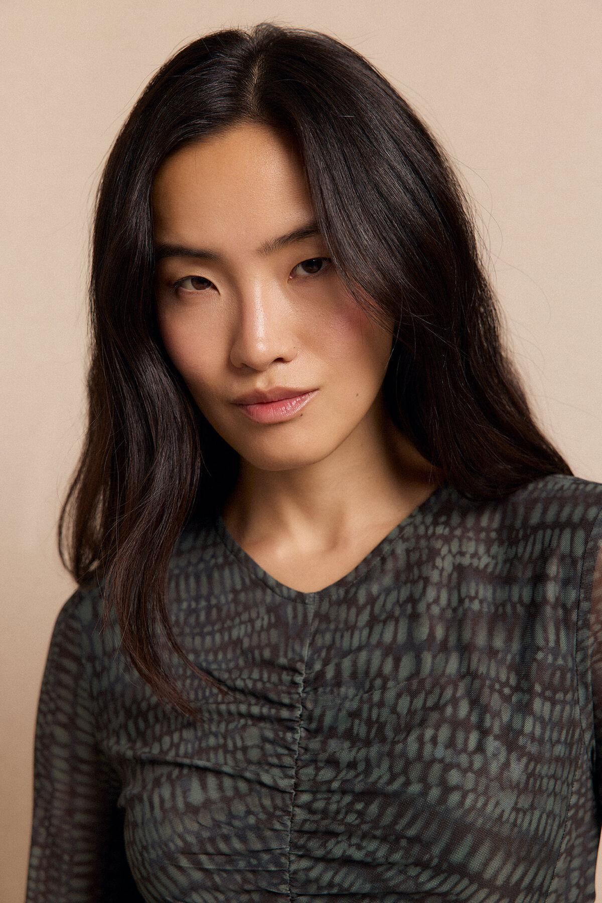 슬로우러브 프린트 브이넥 셔링 롱 원피스 6892199 ESTAMPADO GRIS - 상세 이미지 4