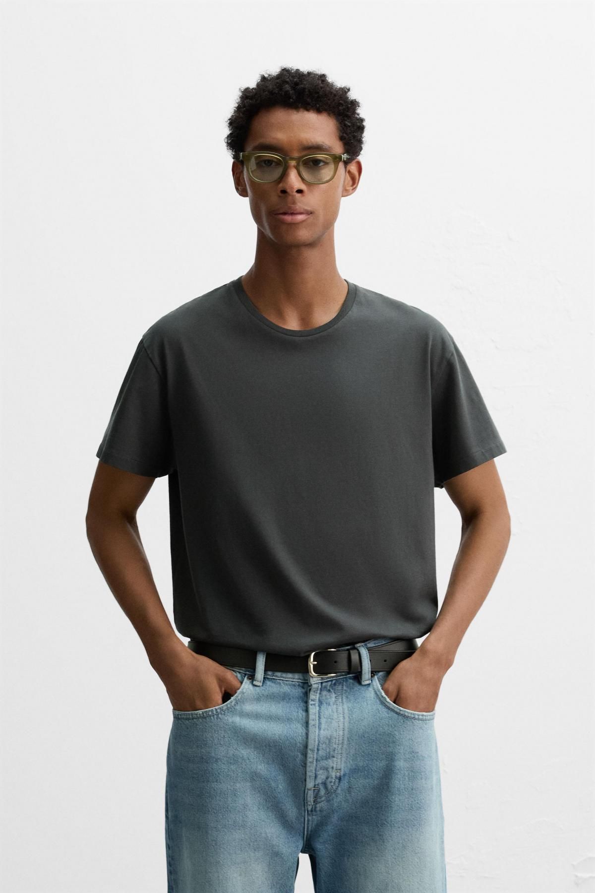 자라 워시드 슬림핏 라운드 반팔 티셔츠 1501/450 BLACK / BROWN - 상세 이미지 3