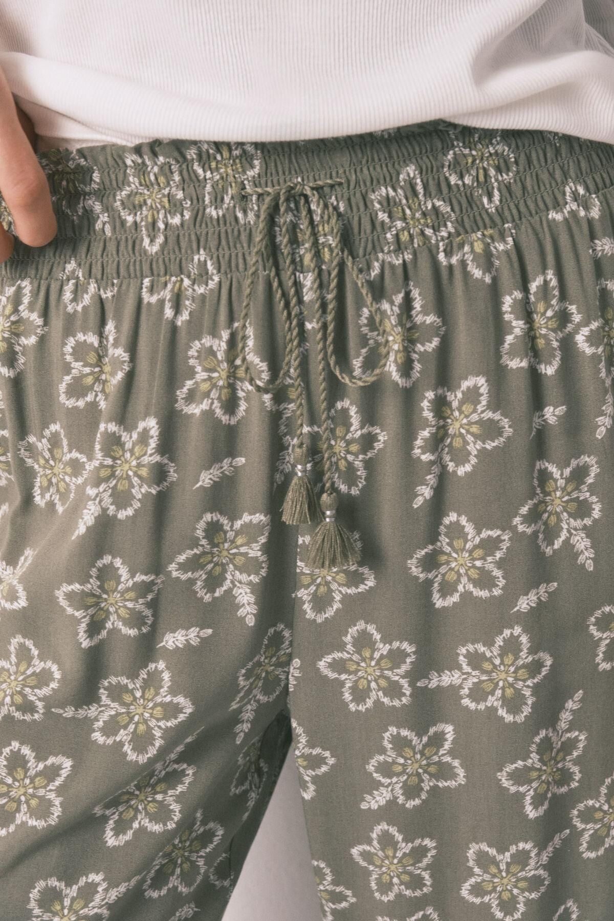 우먼시크릿 플라워 카키 와이드 팬츠 비스코스 밴딩 3702259 KAKI - 상세 이미지 3