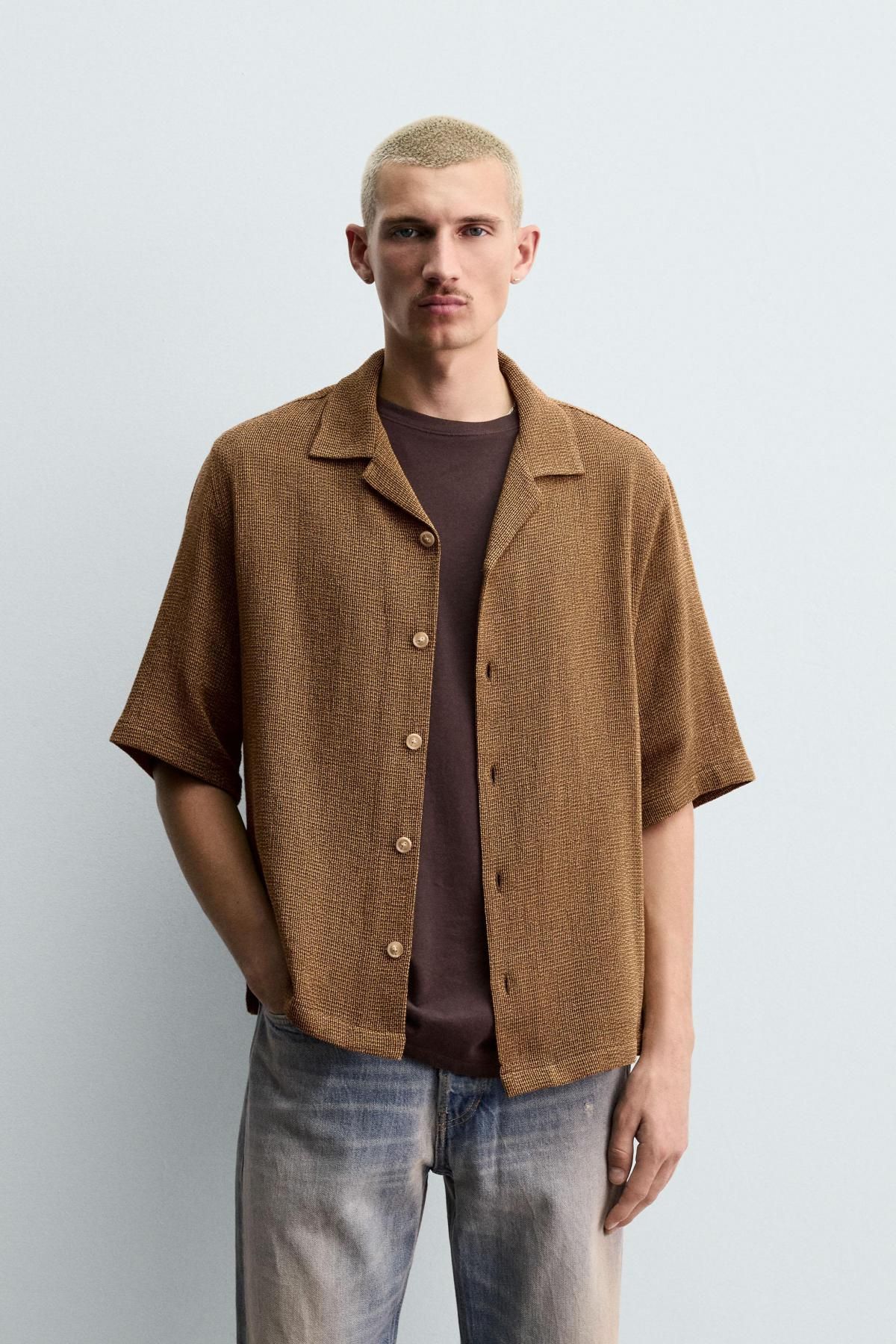 자라 텍스처 릴렉스핏 반팔 셔츠 브라운 0399/303 TAUPE - 상세 이미지 3