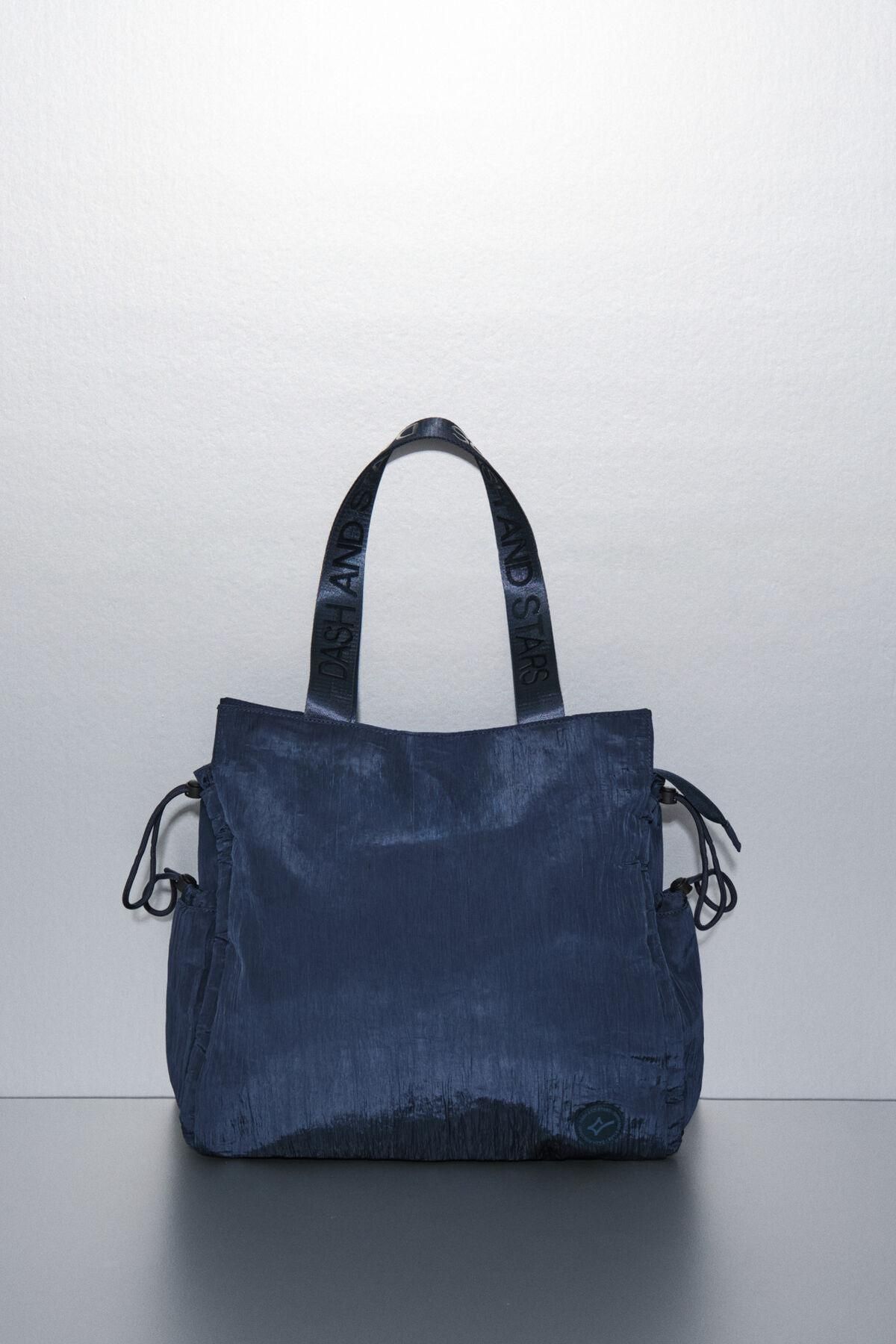 대시 앤 스타즈 테크니컬 새틴 플리츠 블루 토트백 9372007 AZUL - 메인 이미지