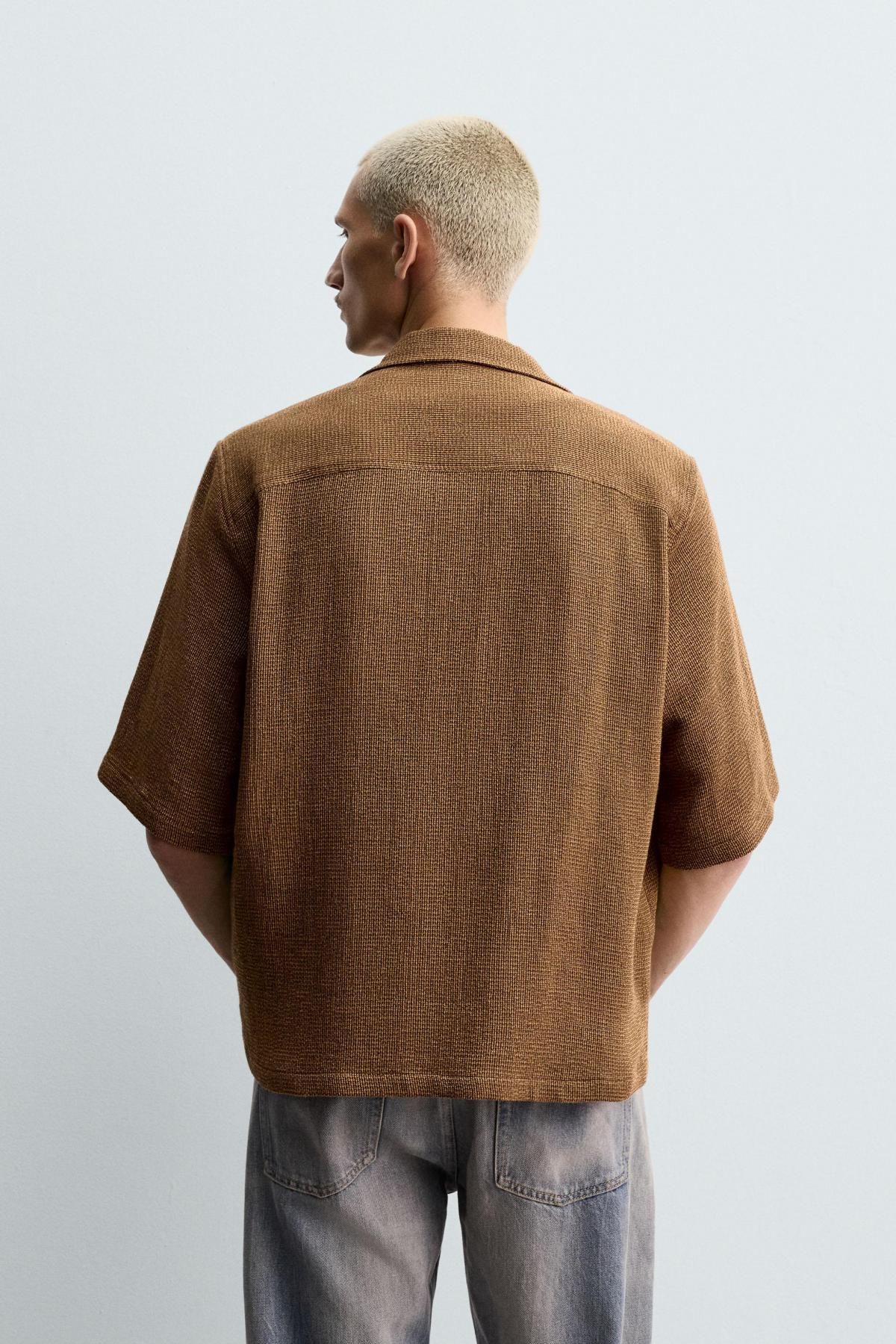 자라 텍스처 릴렉스핏 반팔 셔츠 브라운 0399/303 TAUPE - 상세 이미지 4