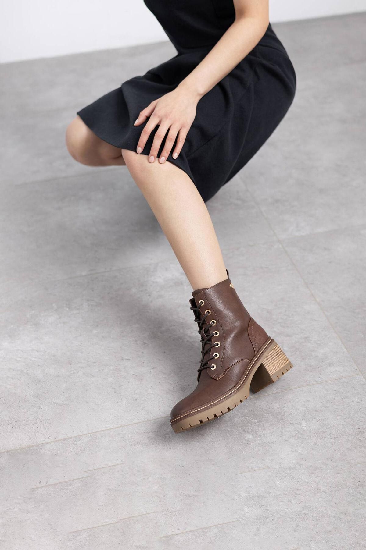 엑스티아이 밀리터리 레이스업 청키힐 앵클부츠 브라운 3892268 MARRON OSCURO - 상세 이미지 2
