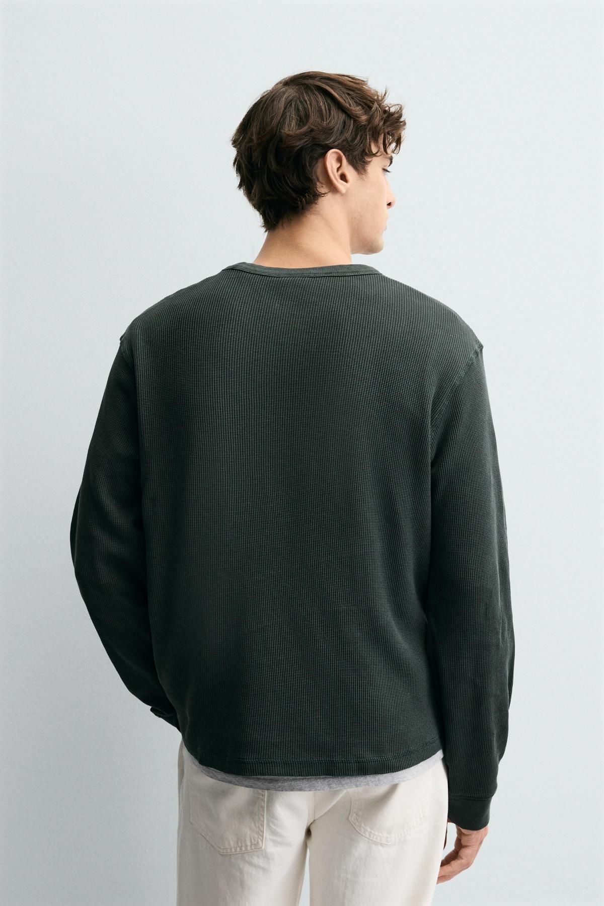 자라 와플 텍스쳐 레귤러핏 블랙 긴팔 티셔츠 0526/345 WASHED GREEN - 상세 이미지 4
