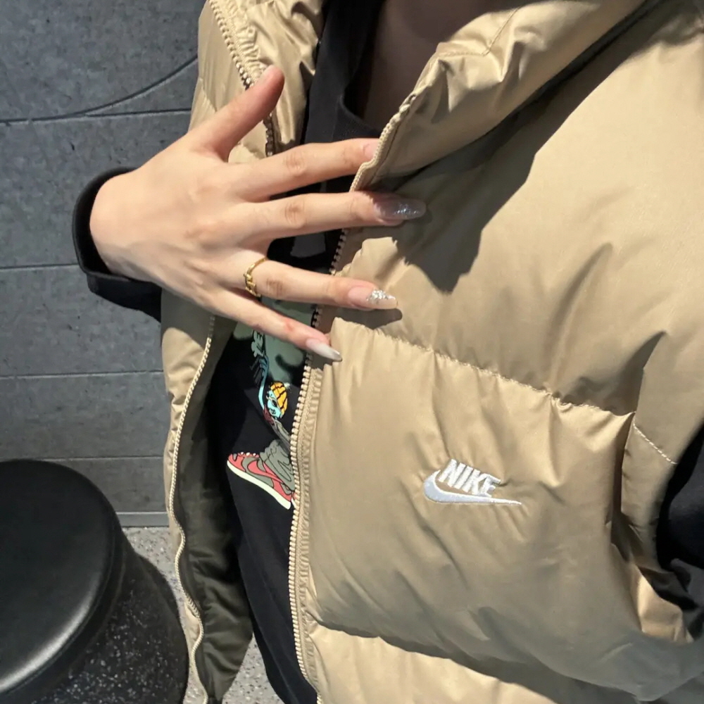 나이키 스포츠웨어 클럽 써마 핏 패딩 베스트 베이지 IB2978-297 - 상세 이미지 4