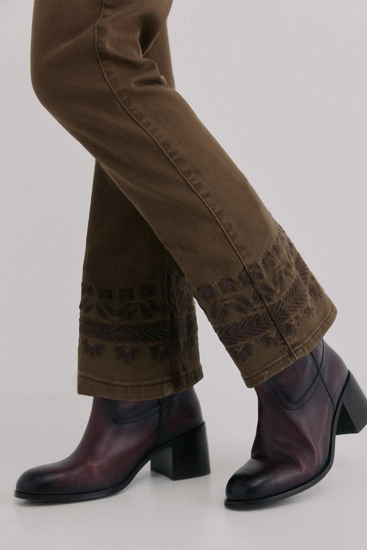 호스 인트로피아 보헤미안 플라워 자수 부츠컷 팬츠 8022178 MARRON - 상세 이미지 4