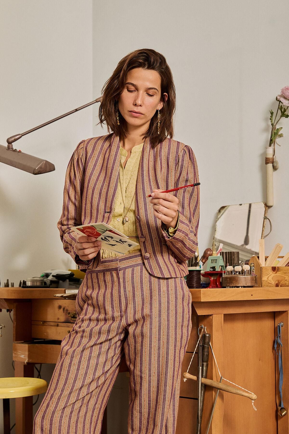 호스 인트로피아 스트라이프 와이드핏 슬랙스 팬츠 6542826 LILA - 상세 이미지 2