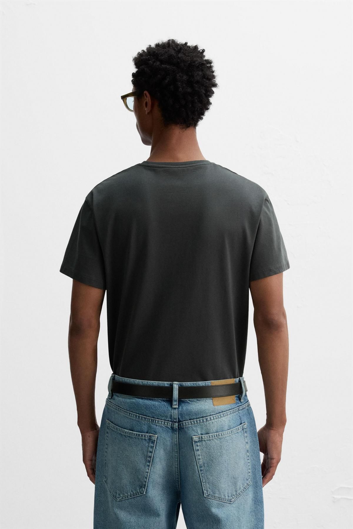 자라 워시드 슬림핏 라운드 반팔 티셔츠 1501/450 BLACK / BROWN - 상세 이미지 4