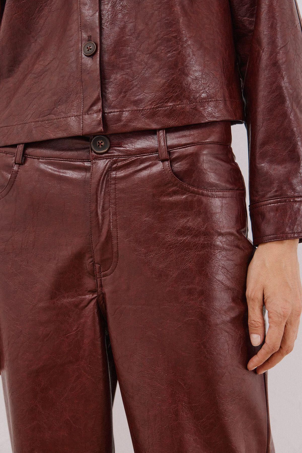 꼬르떼피엘 페이크 레더 스트레이트핏 팬츠 8292561 VINO - 상세 이미지 3