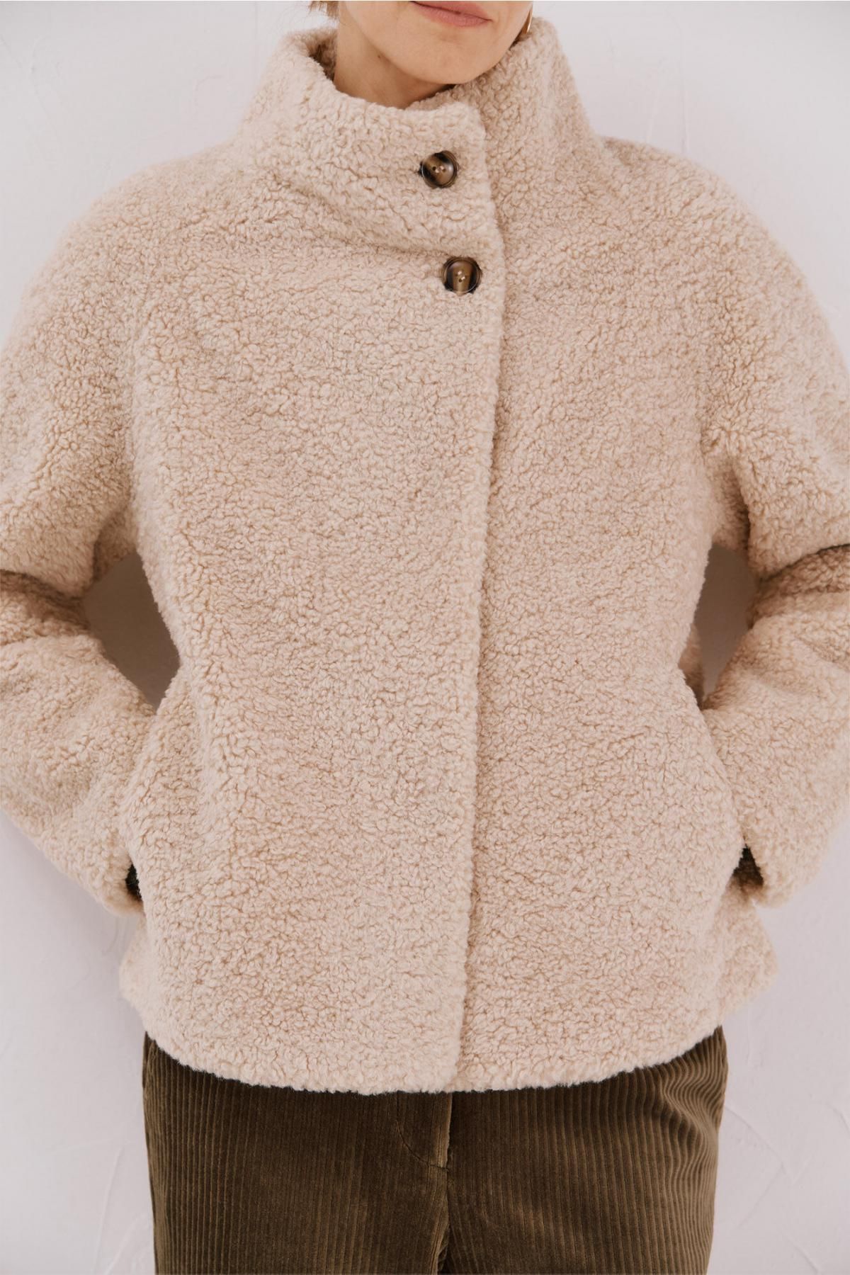 꼬르떼피엘 테디베어 부클 숏코트 하이넥 버튼 6612750 BEIGE - 상세 이미지 4