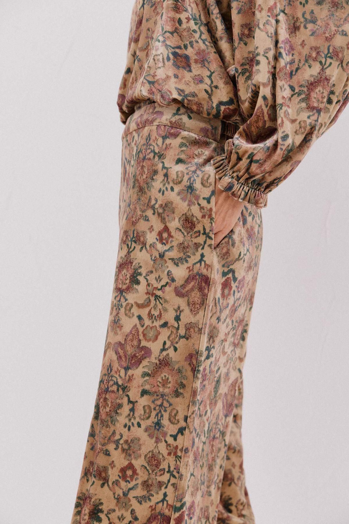 꼬르떼피엘 플라워 벨벳 와이드 팬츠 8292553 ESTAMPADO MARRON - 상세 이미지 5