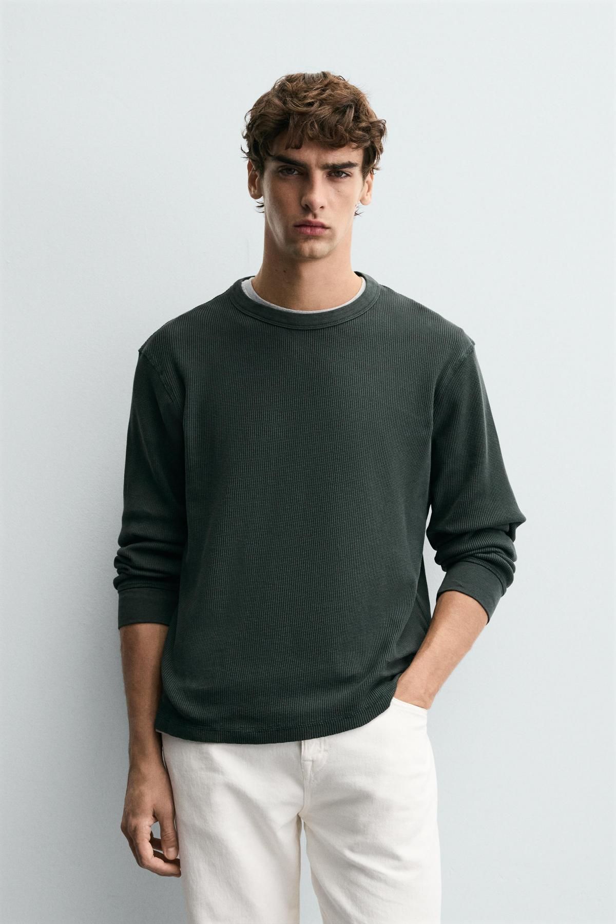 자라 와플 텍스쳐 레귤러핏 블랙 긴팔 티셔츠 0526/345 WASHED GREEN - 상세 이미지 3