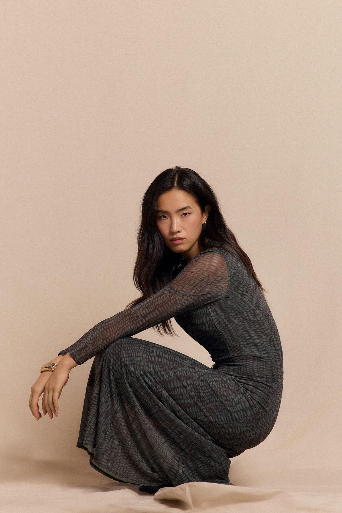 슬로우러브 프린트 브이넥 셔링 롱 원피스 6892199 ESTAMPADO GRIS - 상세 이미지 2