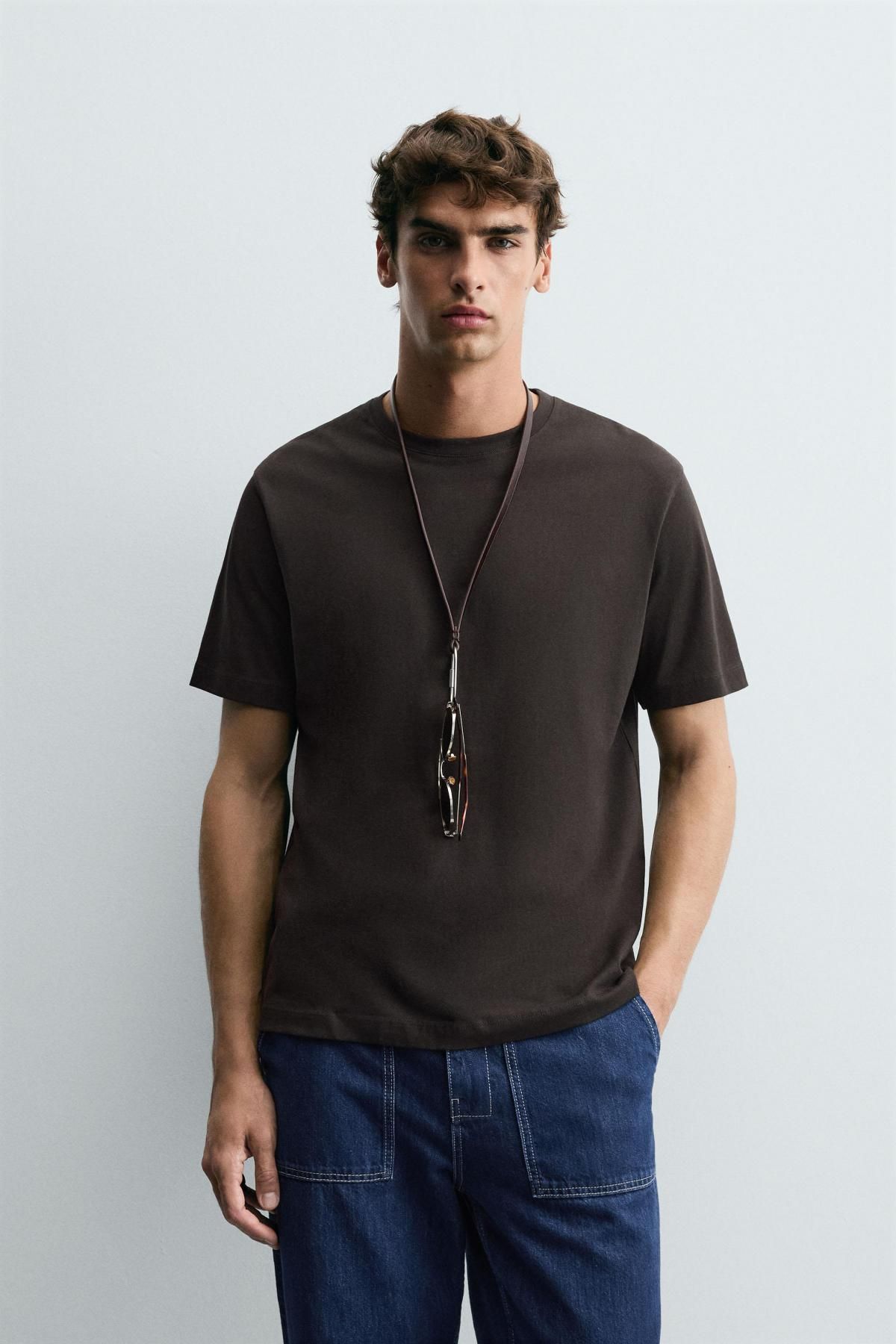 자라 베이직 미디엄웨이트 레귤러핏 반팔 티셔츠 1887/470 DARK BROWN - 상세 이미지 3