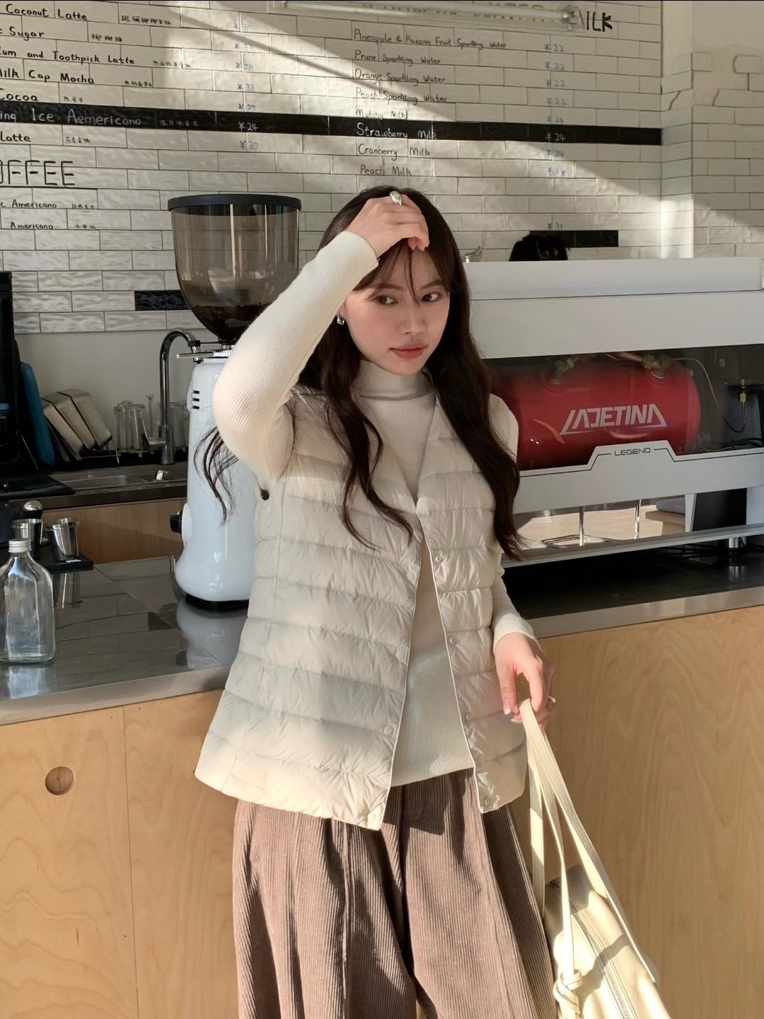 [더스트포함,2가지] 오버무드 겨울 덕다운 투웨이 라운드넥 브이넥 경량 조끼 긴팔 패딩 - 상품 이미지