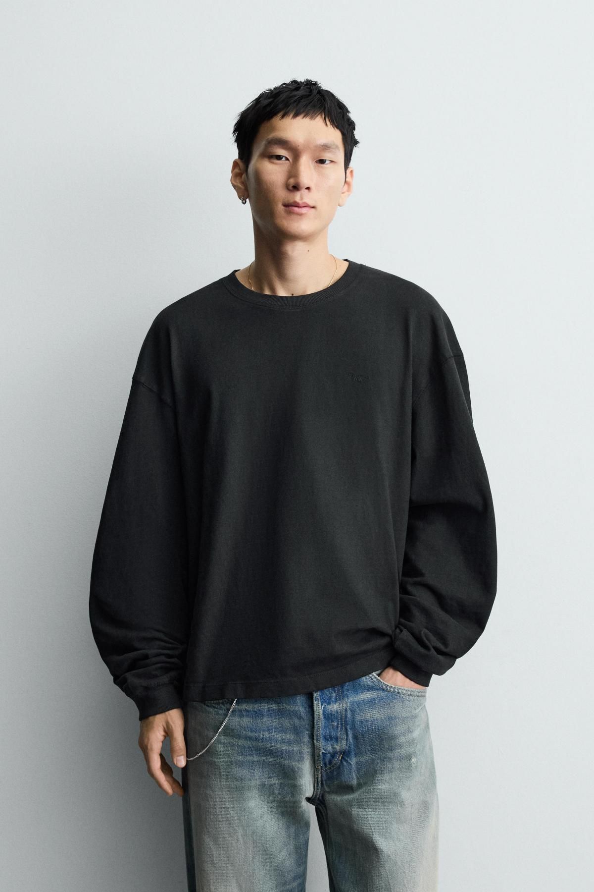 자라 워싱 텍스처 릴랙스핏 긴팔 티셔츠 0526/338 BLACK - 상세 이미지 3